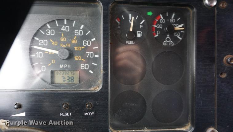 image for item DE3266 1994 Volvo WG dump truck