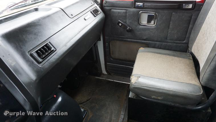 image for item DE3266 1994 Volvo WG dump truck