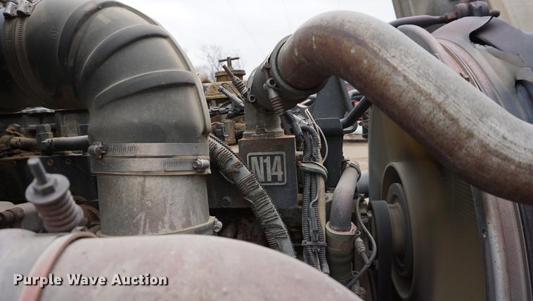 image for item DE3266 1994 Volvo WG dump truck