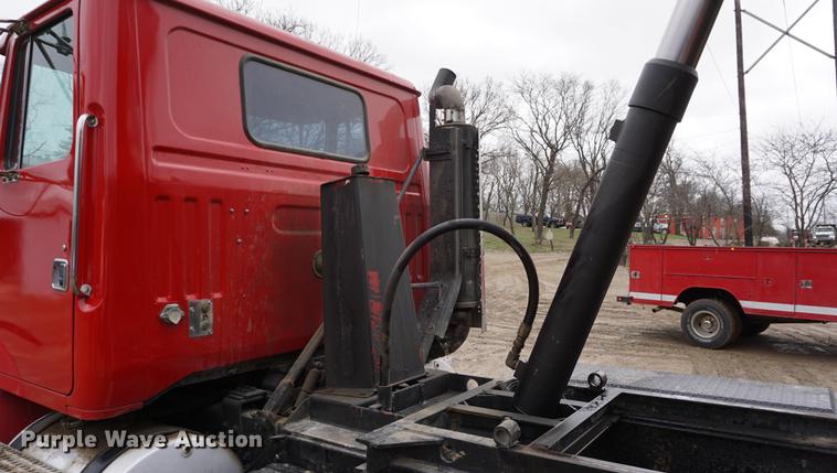 image for item DE3266 1994 Volvo WG dump truck