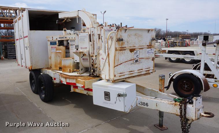 image for item DE3271 2000 Brush Bandit CB90 wood chipper