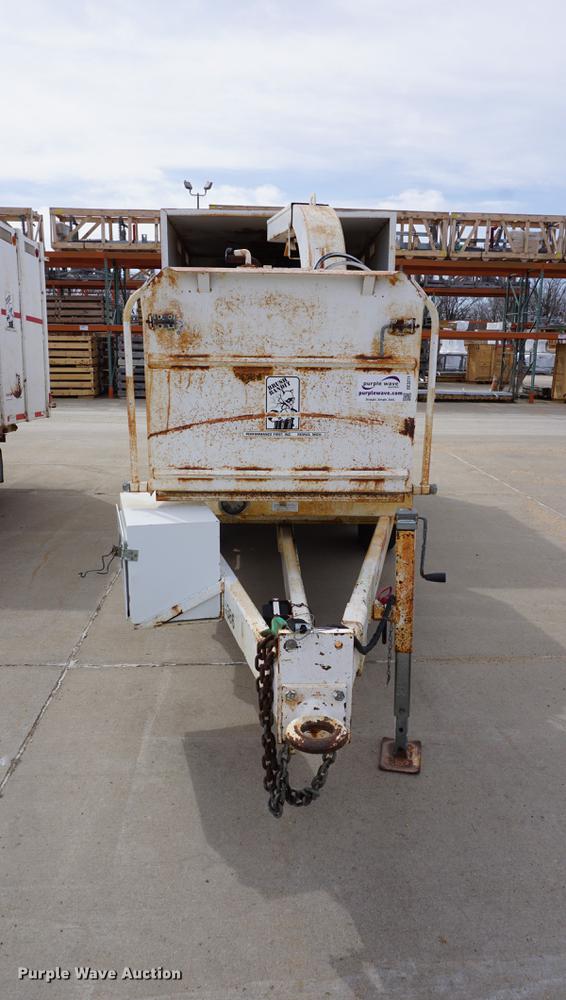 image for item DE3271 2000 Brush Bandit CB90 wood chipper