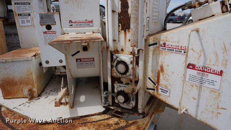 image for item DE3271 2000 Brush Bandit CB90 wood chipper