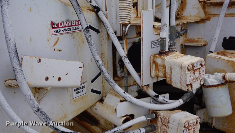 image for item DE3271 2000 Brush Bandit CB90 wood chipper