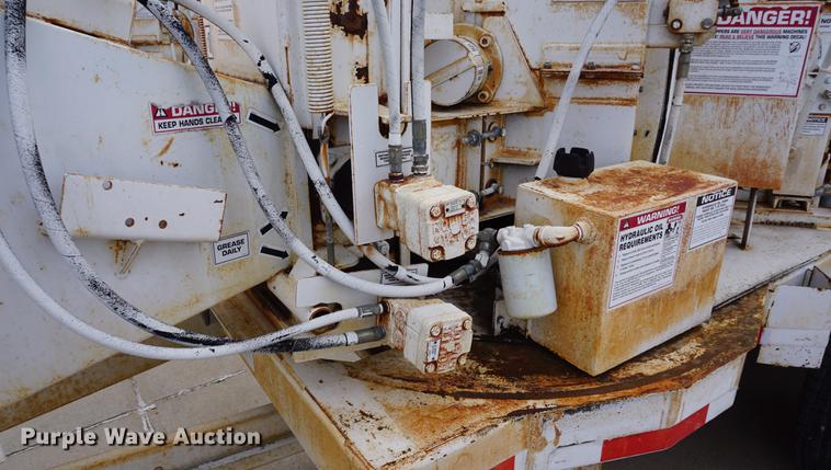 image for item DE3271 2000 Brush Bandit CB90 wood chipper