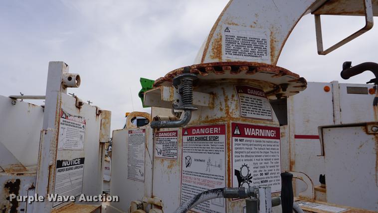 image for item DE3271 2000 Brush Bandit CB90 wood chipper