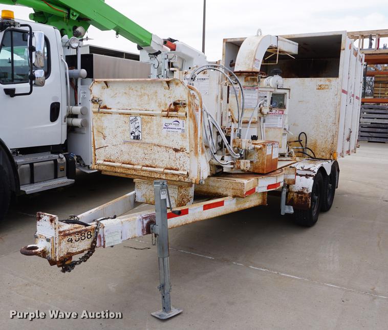 image for item DE3272 2000 Brush Bandit CB90XP wood chipper