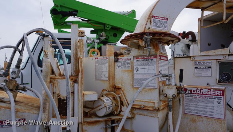 image for item DE3272 2000 Brush Bandit CB90XP wood chipper