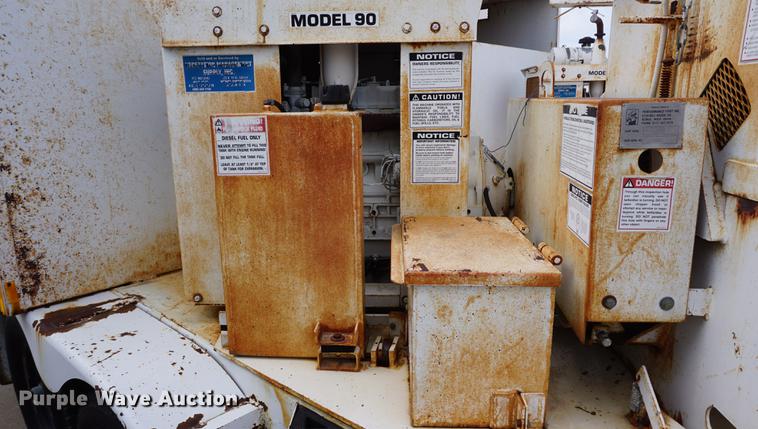 image for item DE3272 2000 Brush Bandit CB90XP wood chipper