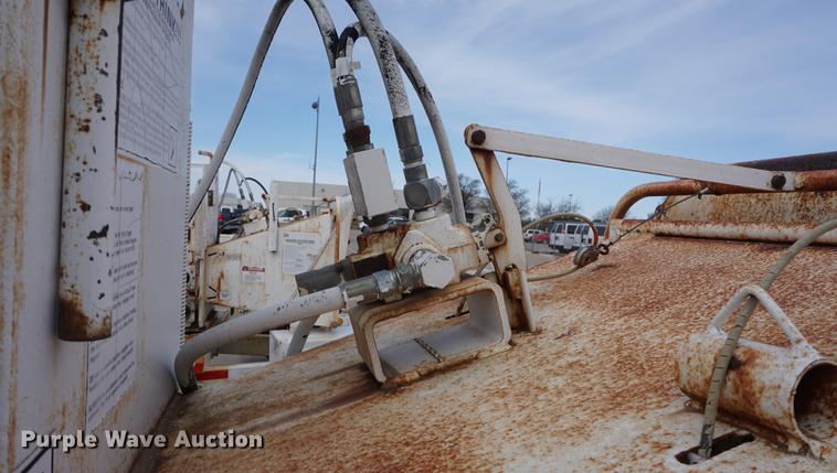 image for item DE3272 2000 Brush Bandit CB90XP wood chipper