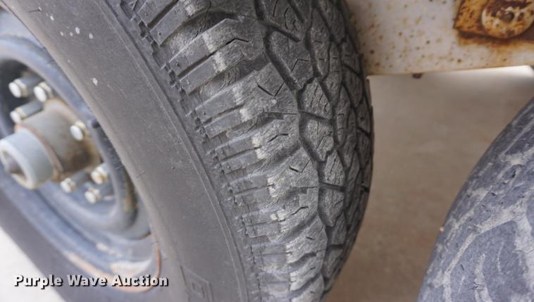 image for item DE3272 2000 Brush Bandit CB90XP wood chipper