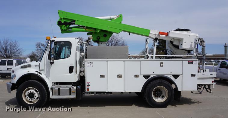 image for item DE3273 2013 Freightliner M2 106 bucket truck