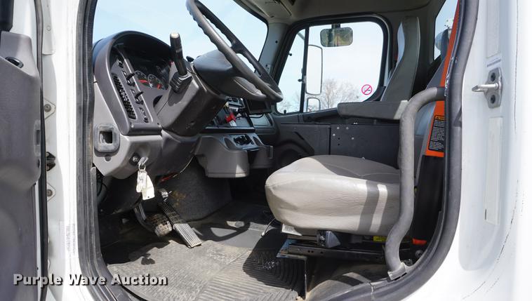 image for item DE3273 2013 Freightliner M2 106 bucket truck