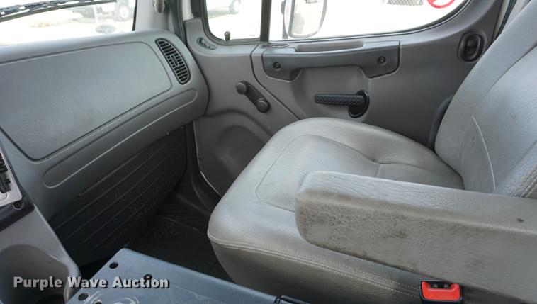 image for item DE3273 2013 Freightliner M2 106 bucket truck