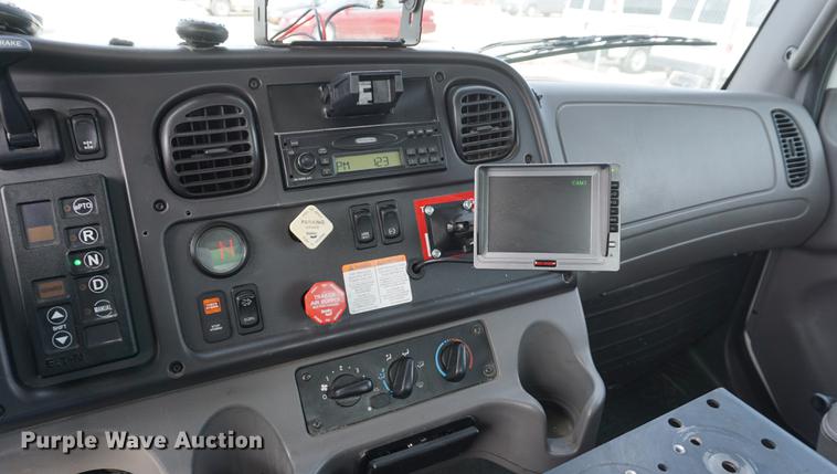 image for item DE3273 2013 Freightliner M2 106 bucket truck