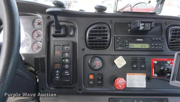 image for item DE3273 2013 Freightliner M2 106 bucket truck