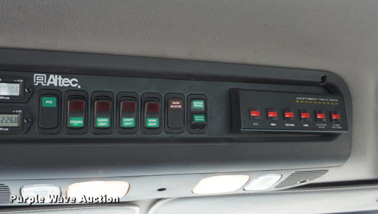 image for item DE3273 2013 Freightliner M2 106 bucket truck