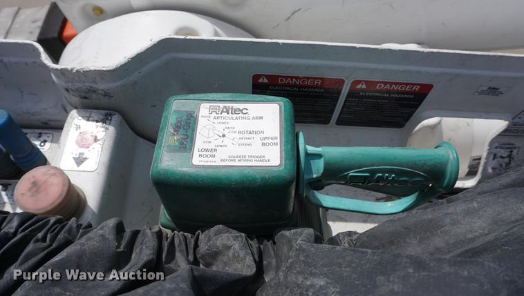 image for item DE3273 2013 Freightliner M2 106 bucket truck