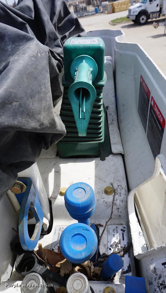 image for item DE3273 2013 Freightliner M2 106 bucket truck