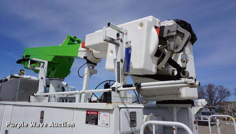 image for item DE3273 2013 Freightliner M2 106 bucket truck