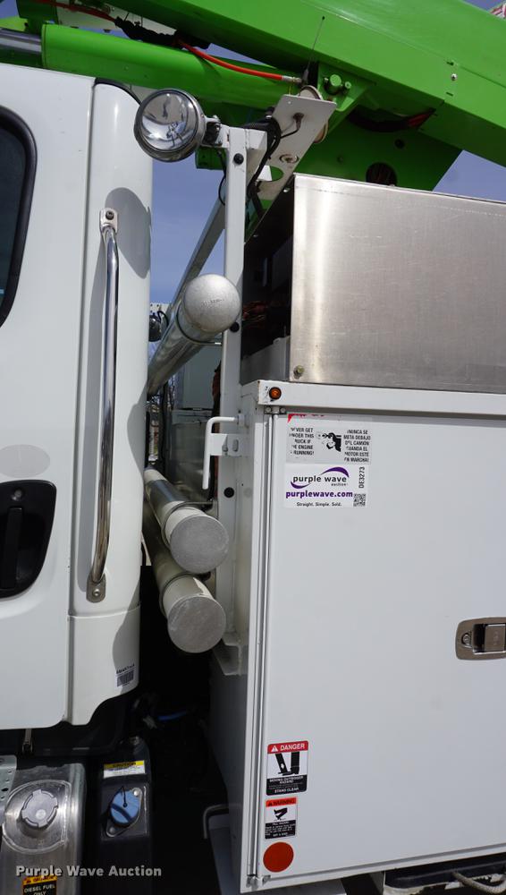 image for item DE3273 2013 Freightliner M2 106 bucket truck