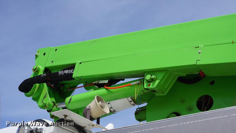 image for item DE3273 2013 Freightliner M2 106 bucket truck