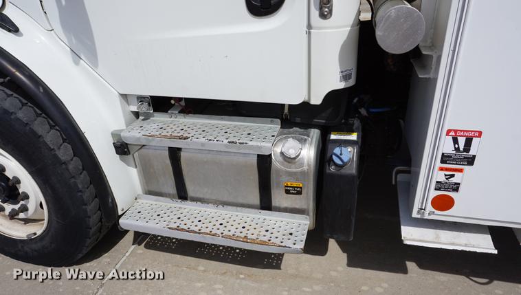image for item DE3273 2013 Freightliner M2 106 bucket truck