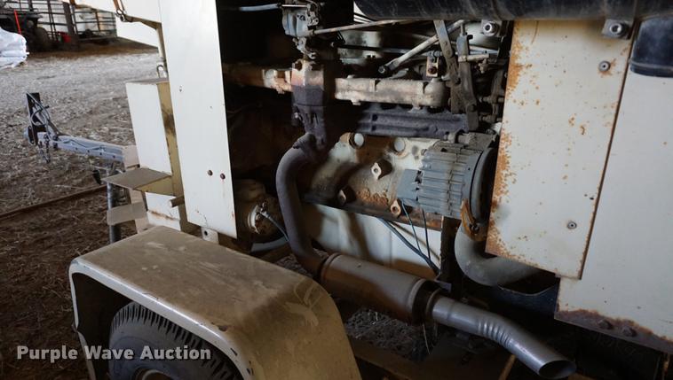 image for item DE3276 Finn B250 straw blower