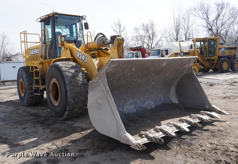 image for item DE3278 2003 John Deere 824J wheel loader