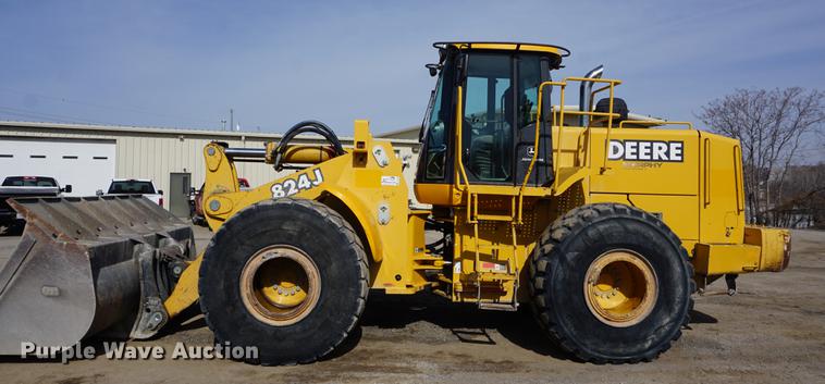 image for item DE3278 2003 John Deere 824J wheel loader