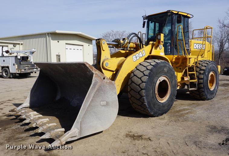 image for item DE3278 2003 John Deere 824J wheel loader