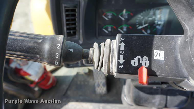 image for item DE3278 2003 John Deere 824J wheel loader