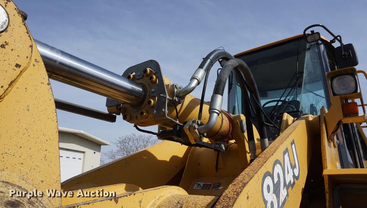 image for item DE3278 2003 John Deere 824J wheel loader
