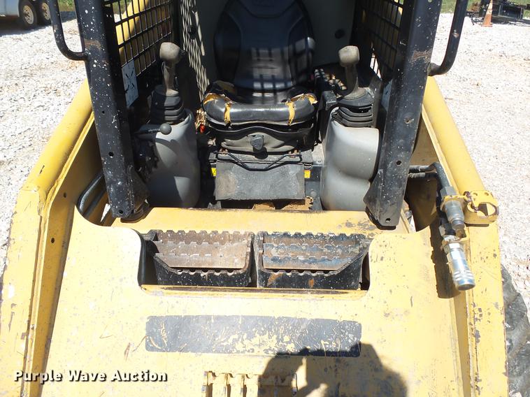 image for item DE3598 2007 Caterpillar 236B2 skid steer