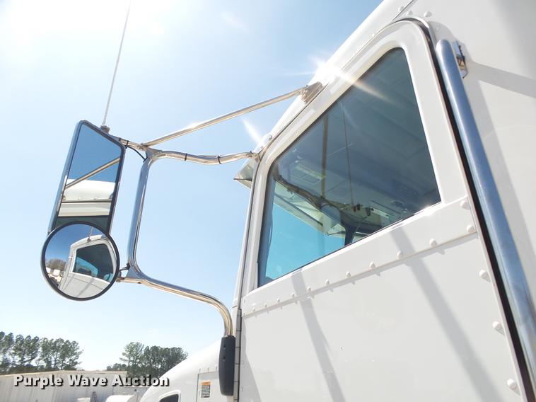 image for item DE3602 2009 Peterbilt 340 truck cab and chassis