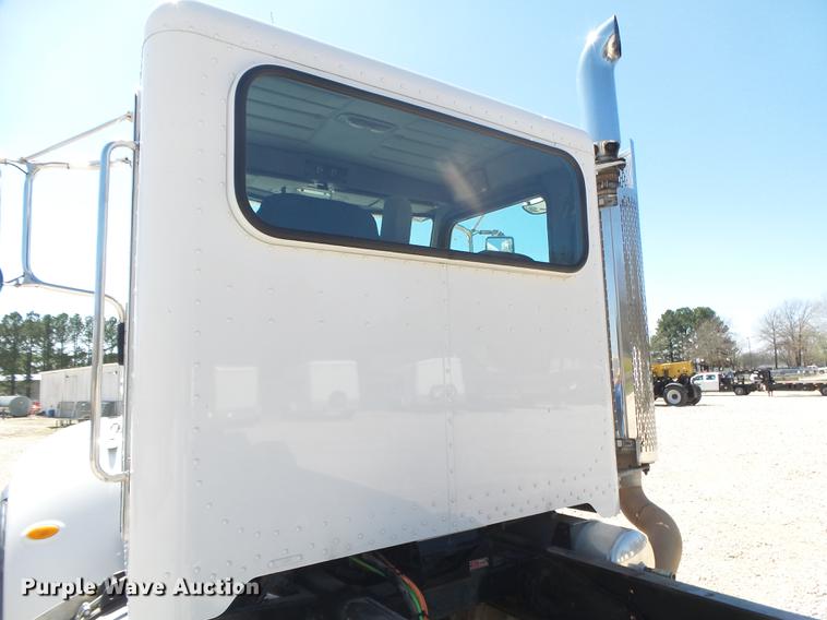 image for item DE3602 2009 Peterbilt 340 truck cab and chassis