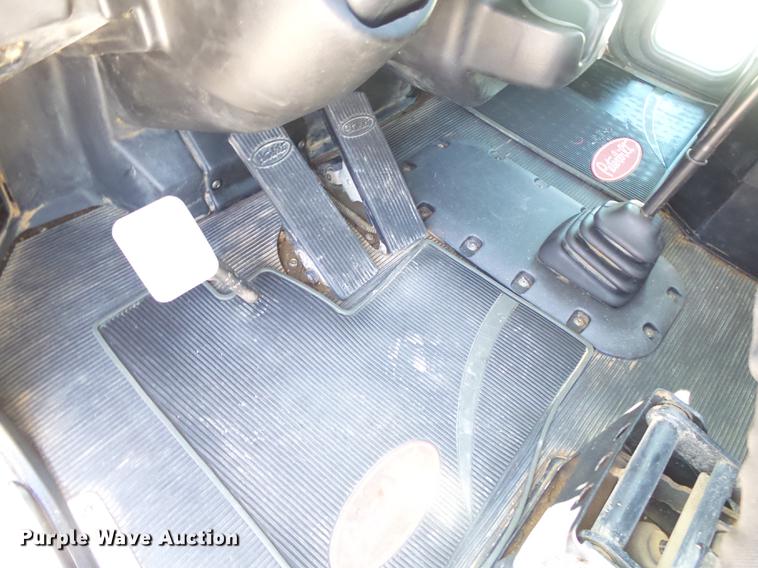 image for item DE3602 2009 Peterbilt 340 truck cab and chassis