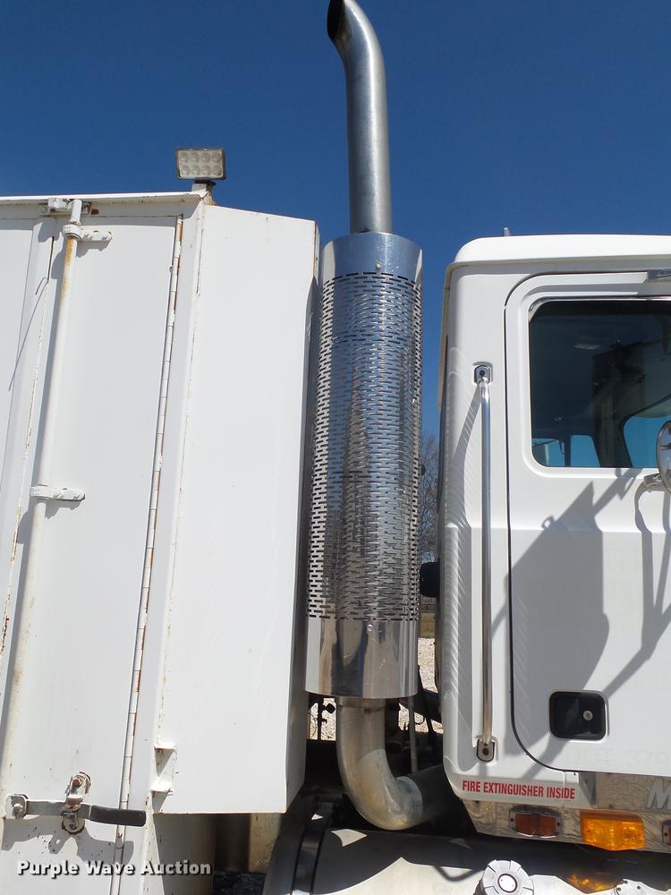 image for item DE3603 1996 Mack CH613 fuel and lube truck