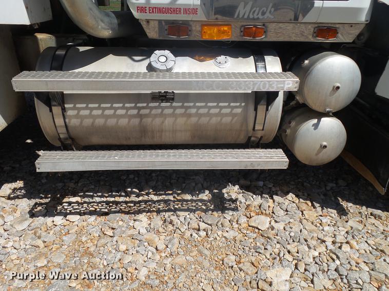 image for item DE3603 1996 Mack CH613 fuel and lube truck