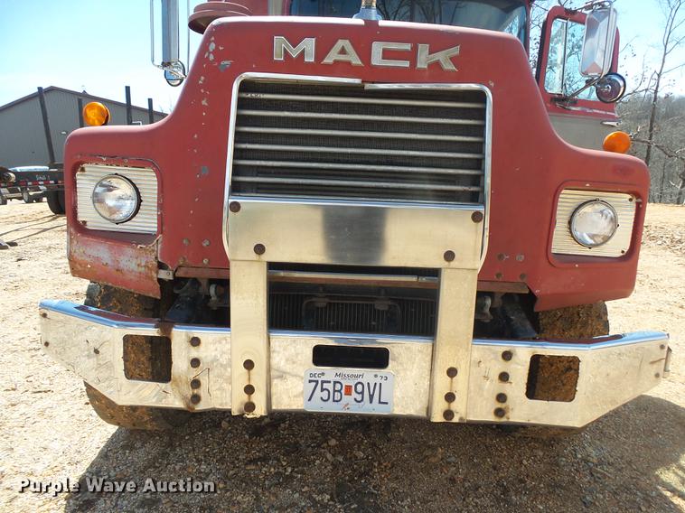 image for item DE3605 1989 Mack DM690S dump truck