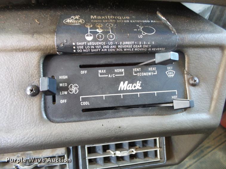 image for item DE3605 1989 Mack DM690S dump truck