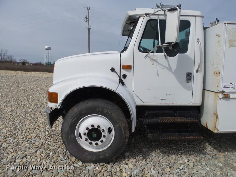image for item DE3606 1995 International 4900 service truck