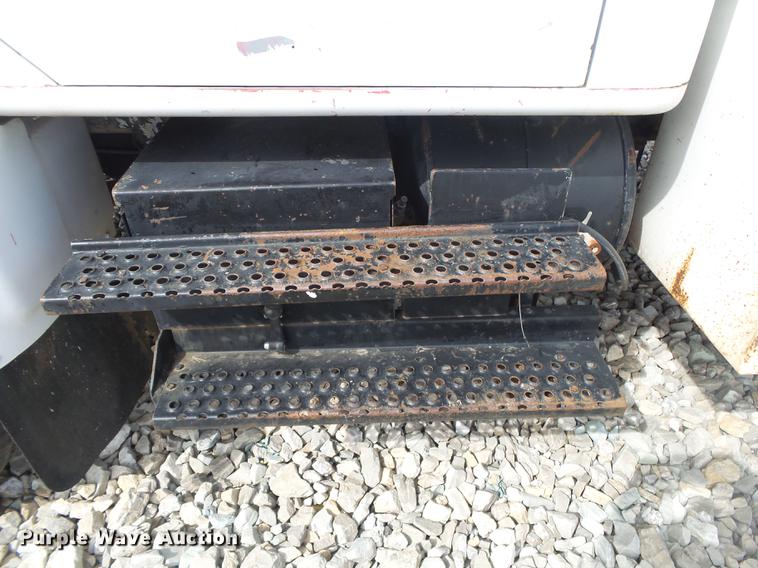 image for item DE3606 1995 International 4900 service truck