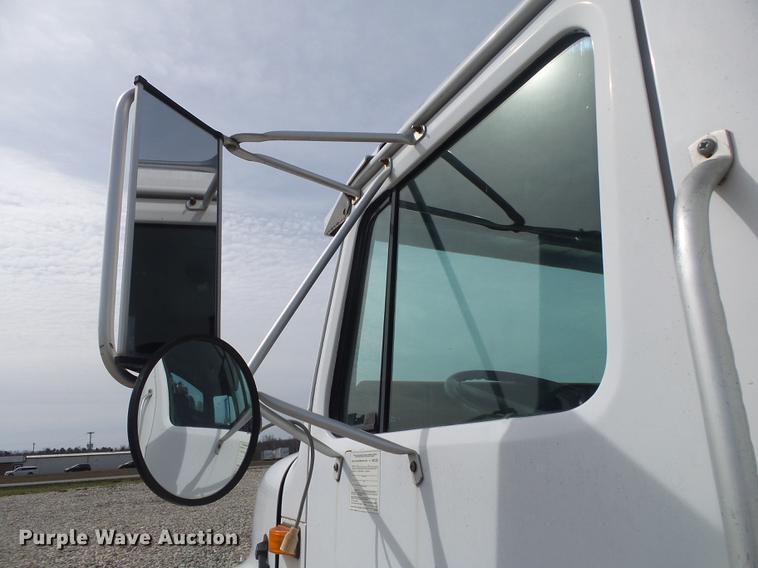 image for item DE3606 1995 International 4900 service truck