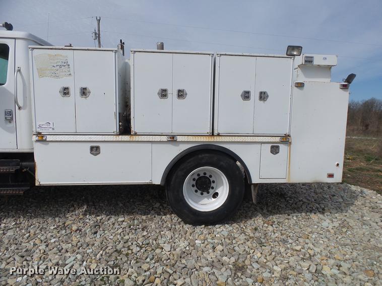 image for item DE3606 1995 International 4900 service truck