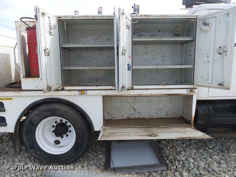 image for item DE3606 1995 International 4900 service truck