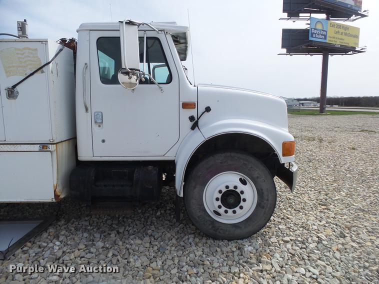image for item DE3606 1995 International 4900 service truck