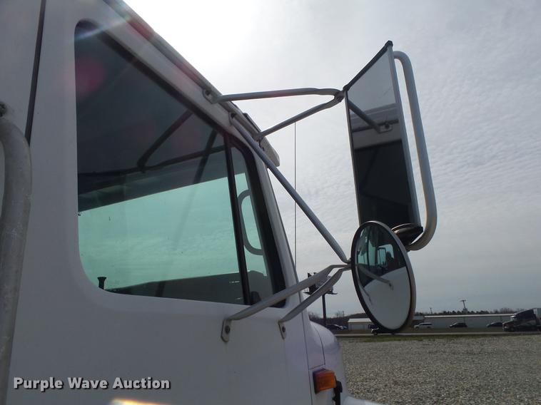 image for item DE3606 1995 International 4900 service truck