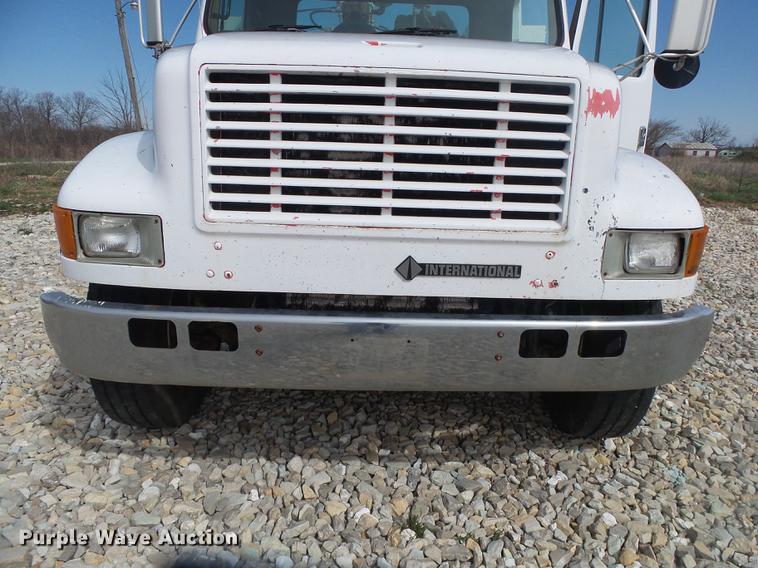 image for item DE3606 1995 International 4900 service truck