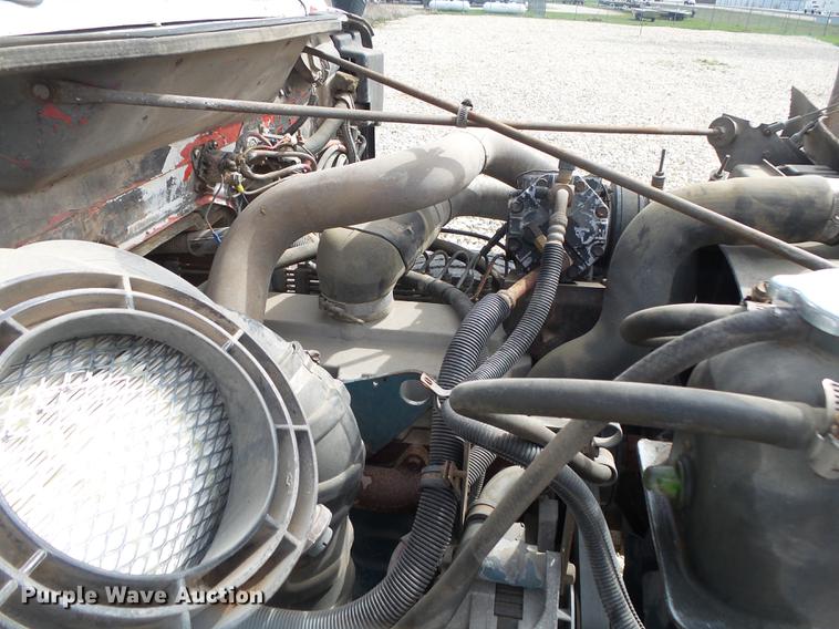 image for item DE3606 1995 International 4900 service truck